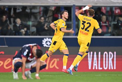 BOLOGNA, ITALY - SEPTEMBER 28: Lazar Samardzic of Atalanta (L) celebrates scoring his team's first goal with teammate Mateo Retegui during the Serie A match between Bologna and Atalanta at Stadio Renato Dall'Ara on September 28, 2024 in Bologna, Italy. (Photo by Alessandro Sabattini/Getty Images)