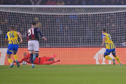 BOLOGNA, ITALY - SEPTEMBER 18: Lukasz Skorupski of Bologna save a penalty from Georgiy Sudakov of FC Shakhtar Donetsk during the UEFA Champions League 2024/25 League Phase MD1 match between Bologna FC 1909 and FC Shakhtar Donetsk at Stadio Renato Dall'Ara on September 18, 2024 in Bologna, Italy. (Photo by Alessandro Sabattini/Getty Images)