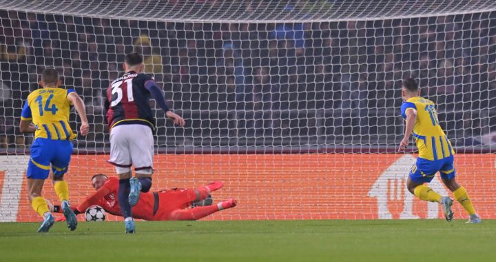 BOLOGNA, ITALY - SEPTEMBER 18: Lukasz Skorupski of Bologna save a penalty from Georgiy Sudakov of FC Shakhtar Donetsk during the UEFA Champions League 2024/25 League Phase MD1 match between Bologna FC 1909 and FC Shakhtar Donetsk at Stadio Renato Dall'Ara on September 18, 2024 in Bologna, Italy. (Photo by Alessandro Sabattini/Getty Images)