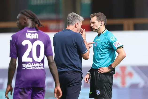 FLORENCE, ITALY - SEPTEMBER 22: Marco Baroni manager of SS Lazio speaks to referee Matteo Marcenaro during the Serie A match between Fiorentina and SS Lazio at Stadio Artemio Franchi on September 22, 2024 in Florence, Italy. (Photo by Gabriele Maltinti/Getty Images)