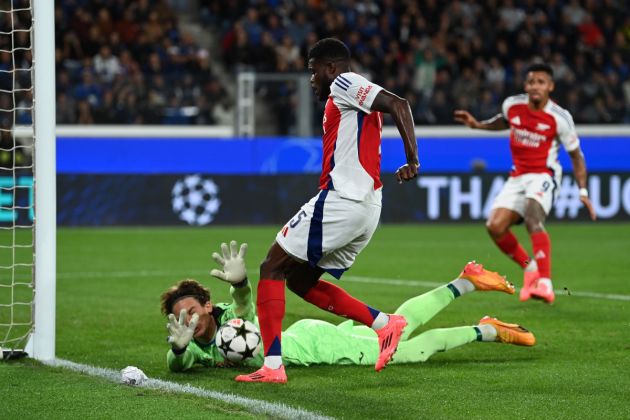 BERGAMO, ITALY - SEPTEMBER 19: Marco Carnesecchi of Atalanta makes a save from Thomas Partey of Arsenal during the UEFA Champions League 2024/25 League Phase MD1 match between Atalanta BC and Arsenal FC at Stadio di Bergamo on September 19, 2024 in Bergamo, Italy. (Photo by Justin Setterfield/Getty Images)