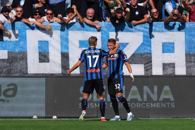 BERGAMO, ITALY - SEPTEMBER 15: Mateo Retegui of Atalanta BC celebrates after scoring the equalizer during the Serie A match between Atalanta and Fiorentina at Gewiss Stadium on September 15, 2024 in Bergamo, Italy. (Photo by Francesco Scaccianoce/Getty Images)