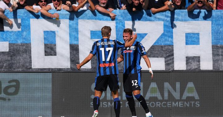 BERGAMO, ITALY - SEPTEMBER 15: Mateo Retegui of Atalanta BC celebrates after scoring the equalizer during the Serie A match between Atalanta and Fiorentina at Gewiss Stadium on September 15, 2024 in Bergamo, Italy. (Photo by Francesco Scaccianoce/Getty Images)