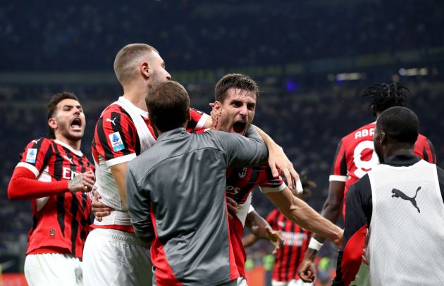 MILAN, ITALY - SEPTEMBER 22: Matteo Gabbia of AC Milan celebrates scoring his team's second goal with teammates during the Serie A match between FC Internazionale and AC Milan at Stadio Giuseppe Meazza on September 22, 2024 in Milan, Italy. (Photo by Marco Luzzani/Getty Images)