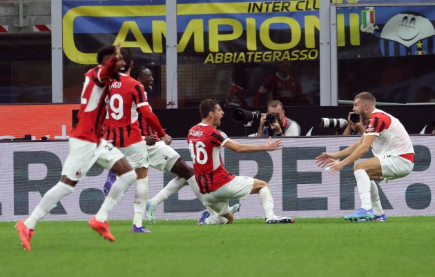 epa11619929 AC Milans Matteo Gabbia (C) celebrates with his teammates after scoring the 1-2 goal during the Italian Serie A soccer match between FC Inter and AC Milan, in Milan, Italy, 22 September 2024. EPA-EFE/MATTEO BAZZI