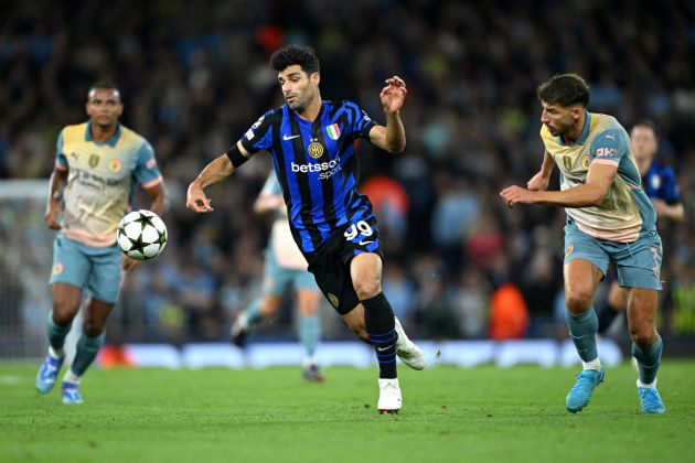 MANCHESTER, ENGLAND - SEPTEMBER 18: Mehdi Taremi of FC Internazionale runs with the ball under pressure from Ruben Dias of Manchester City during the UEFA Champions League 2024/25 League Phase MD1 match between Manchester City and FC Internazionale Milano at City of Manchester Stadium on September 18, 2024 in Manchester, England. (Photo by Shaun Botterill/Getty Images)