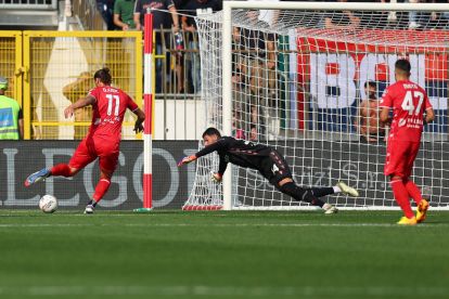 MONZA, ITALY - SEPTEMBER 22: Milan Djuric of AC Monza scores the equaliser during the Serie A match between Monza and Bologna at U-Power Stadium on September 22, 2024 in Monza, Italy. (Photo by Francesco Scaccianoce/Getty Images)