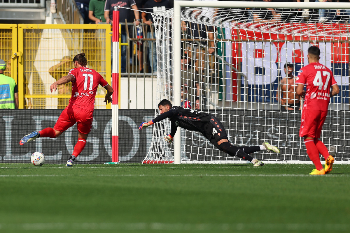 MONZA, ITALIE - 22 SEPTEMBRE : Milan Djuric de l'AC Monza marque l'égalisation lors du match de série A entre Monza et Bologne au stade U-Power le 22 septembre 2024 à Monza, Italie. (Photo de Francesco Scacianoce/Getty Images)