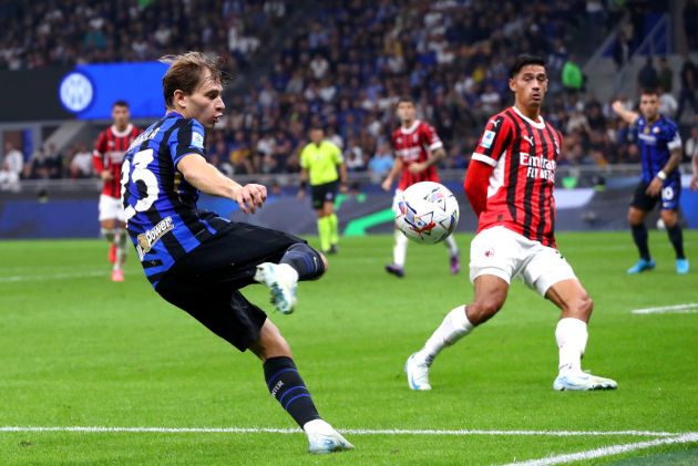 MILAN, ITALY - SEPTEMBER 22: Nicolo Barella of FC Internazionale passes the ball during the Serie A match between FC Internazionale and AC Milan at Stadio Giuseppe Meazza on September 22, 2024 in Milan, Italy. (Photo by Marco Luzzani/Getty Images)