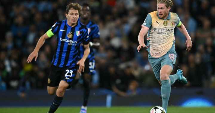 Inter Milan's Italian midfielder #23 Nicolo Barella (L) vies with Manchester City's Belgian midfielder #17 Kevin De Bruyne (R) during the UEFA Champions League, league phase football match between Manchester City and Inter Milan at the Etihad stadium, in Manchester, north-west England, on September 18, 2024 (Photo by Paul ELLIS / AFP) (Photo by PAUL ELLIS/AFP via Getty Images)