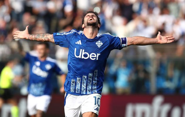 COMO, ITALY - SEPTEMBER 29: Patrick Cutrone of Como 1907 celebrates his second goal during the Serie A match between Como 1907 and Hellas Verona FC at Stadio G. Sinigaglia on September 29, 2024 in Como, Italy. (Photo by Marco Luzzani/Getty Images)