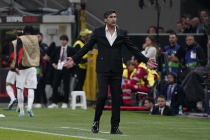 MILAN, ITALY - SEPTEMBER 17: Head Coach of AC Milan Paulo Fonseca reacts during the UEFA Champions League 2024/25 League Phase MD1 match between AC Milan and Liverpool FC at Stadio San Siro on September 17, 2024 in Milan, Italy. (Photo by Pier Marco Tacca/Getty Images)