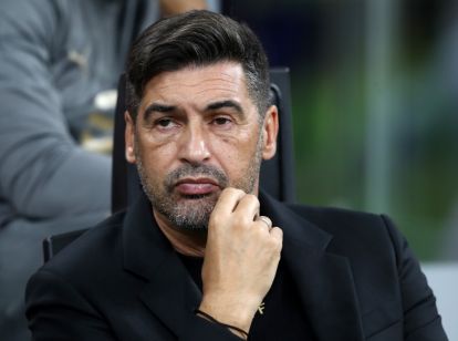 MILAN, ITALY - SEPTEMBER 27: Paulo Fonseca, manager of AC Milan, looks on during the Serie A match between AC Milan and Lecce at Stadio Giuseppe Meazza on September 27, 2024 in Milan, Italy. (Photo by Marco Luzzani/Getty Images)