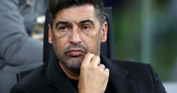 MILAN, ITALY - SEPTEMBER 27: Paulo Fonseca, manager of AC Milan, looks on during the Serie A match between AC Milan and Lecce at Stadio Giuseppe Meazza on September 27, 2024 in Milan, Italy. (Photo by Marco Luzzani/Getty Images)