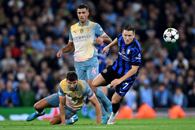 MANCHESTER, ENGLAND - SEPTEMBER 18: Piotr Zielinski of FC Internazionale is challenged by Ruben Dias of Manchester City during the UEFA Champions League 2024/25 League Phase MD1 match between Manchester City and FC Internazionale Milano at City of Manchester Stadium on September 18, 2024 in Manchester, England. (Photo by Shaun Botterill/Getty Images)