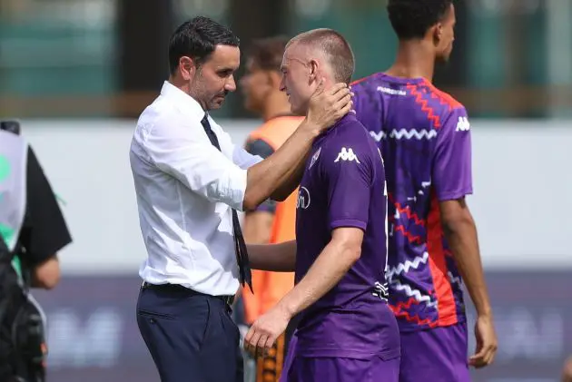 FLORENCE, ITALY - SEPTEMBER 22: Head coach Raffaele Palladino manager of ACF Fiorentina and Albert Gudmundsson of ACF Fiorentina celebrates the victory after during the Serie A match between Fiorentina and SS Lazio at Stadio Artemio Franchi on September 22, 2024 in Florence, Italy. (Photo by Gabriele Maltinti/Getty Images)