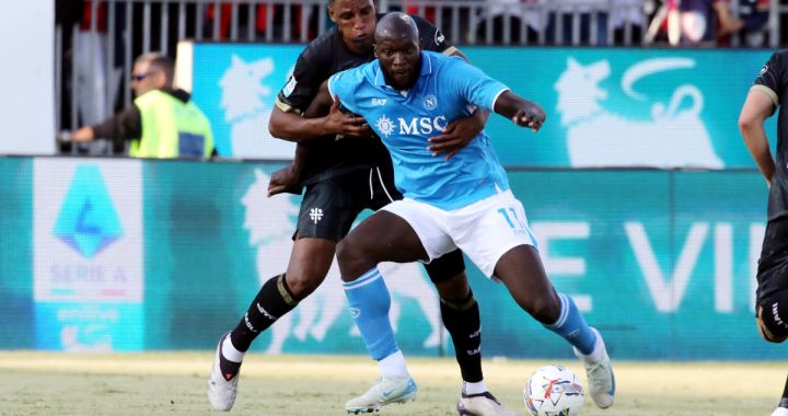 CAGLIARI, ITALY - SEPTEMBER 15: Contrast with Yerry Mina of Cagliari and Romelu Lukaku of Napoli during the Serie A match between Cagliari and Napoli at Sardegna Arena on September 15, 2024 in Cagliari, Italy. (Photo by Enrico Locci/Getty Images)