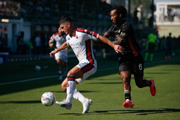 Malinovskyi VENICE, ITALY - SEPTEMBER 21: Ruslan Malinovsky of Genoa and Gianluca Busio of Venezia in action during the Serie A match between Venezia and Genoa at Stadio Pier Luigi Penzo on September 21, 2024 in Venice, Italy. (Photo by Timothy Rogers/Getty Images)