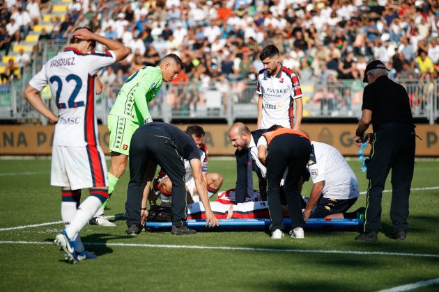 VENICE, ITALY - SEPTEMBER 21: Ruslan Malinovskyi of Genoa receives medical attention after an injury during the Serie A match between Venezia and Genoa at Stadio Pier Luigi Penzo on September 21, 2024 in Venice, Italy. (Photo by Timothy Rogers/Getty Images)