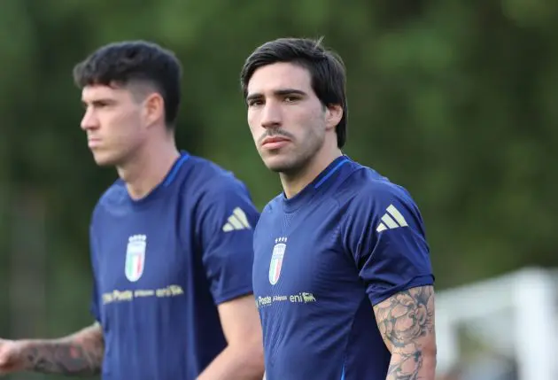 FLORENCE, ITALY - SEPTEMBER 03: Sandro Tonali of Italy looks on during a Italy training session at Centro Tecnico Federale di Coverciano on September 03, 2024 in Florence, Italy. (Photo by Claudio Villa/Getty Images)