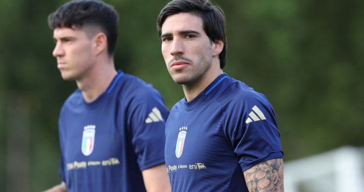 FLORENCE, ITALY - SEPTEMBER 03: Sandro Tonali of Italy looks on during a Italy training session at Centro Tecnico Federale di Coverciano on September 03, 2024 in Florence, Italy. (Photo by Claudio Villa/Getty Images)