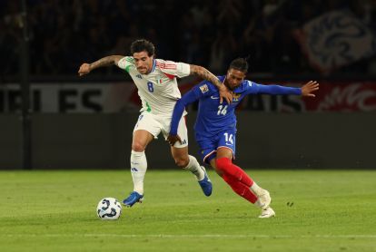 PARIS, FRANCE - SEPTEMBER 06: Sandro Tonali of Italy competes for the ball with Michael Olise of France during the UEFA Nations League 2024/25 League A Group A2 match between France and Italy at Parc des Princes stadium on September 06, 2024 in Paris, France. (Photo by Claudio Villa/Getty Images)