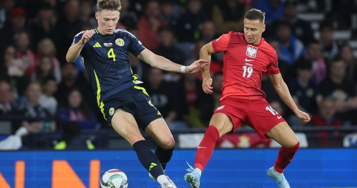 epa11587997 Przemyslaw Frankowski (R) of Poland and Scott McTominay (L) of Scotland in aciton during the UEFA Nations League soccer match between Scotland and Poland at Hampden Park in Glasgow, Scotland, Britain, 05 September 2024. EPA-EFE/Leszek Szymanski POLAND OUT