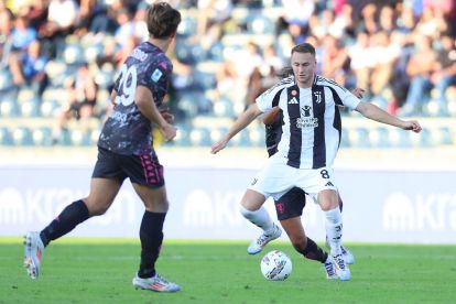 EMPOLI, ITALY - SEPTEMBER 14: Teun Koopmeiners of Juventus in action during the Serie A match between Empoli and Juventus at Stadio Carlo Castellani on September 14, 2024 in Empoli, Italy. (Photo by Gabriele Maltinti/Getty Images)