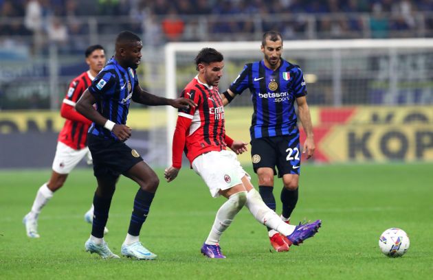 MILAN, ITALY - SEPTEMBER 22: Theo Hernandez of AC Milan passes the ball under pressure from Luka Jovic and Emerson Royal of AC Milan during the Serie A match between FC Internazionale and AC Milan at Stadio Giuseppe Meazza on September 22, 2024 in Milan, Italy. (Photo by Marco Luzzani/Getty Images)