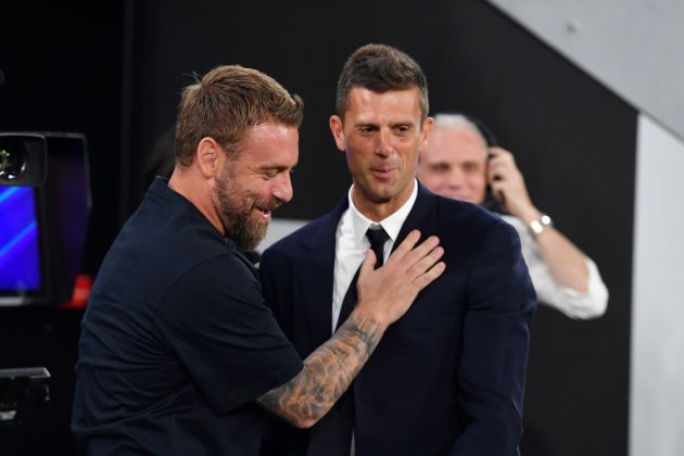 TURIN, ITALY - SEPTEMBER 01: Daniele De Rossi, Head Coach of AS Roma, and Thiago Motta, Head Coach of Juventus, interact prior to the Serie A match between Juventus and AS Roma at Allianz Stadium on September 01, 2024 in Turin, Italy. (Photo by Chris Ricco/Getty Images)