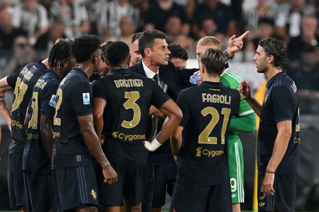 Thiago Motta, Head Coach of Juventus, gives the team instructions during the Serie A match between Juventus and AS Roma at Allianz Stadium on September 01, 2024 in Turin, Italy. (Photo by Chris Ricco/Getty Images)