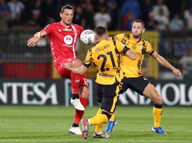 MONZA, ITALY - SEPTEMBER 15: Milan Djuric of AC Monza competes for the ball with Kristjan Asllani and Stefan De Vrij of FC Internazionale during the Serie A match between AC Monza and FC Internazionale at U-Power Stadium on September 15, 2024 in Monza, Italy. (Photo by Marco Luzzani/Getty Images)