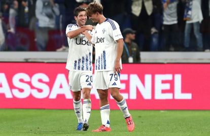 BERGAMO, ITALY - SEPTEMBER 24: Nico Paz of Como 1907 celebrates his goal with his team-mate Sergi Roberto during the Serie A match between Atalanta BC and Como 1907 at Gewiss Stadium on September 24, 2024 in Bergamo, Italy. (Photo by Marco Luzzani/Getty Images) Argentina