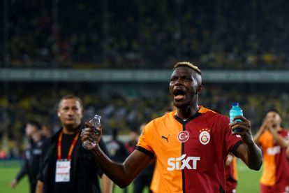 ISTANBUL, TURKEY - SEPTEMBER 21: Victor Osimhen of Galatasaray celebrates a victory during the Turkish Super big match between Fenerbahce and Galatasaray at Ulker Stadium on September 21, 2024 in Istanbul, Turkey. (Photo by Ahmad Mora/Getty Images)