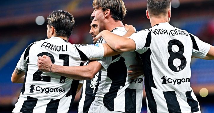 GENOA, ITALY - SEPTEMBER 28: Dusan Vlahovic of Juventus (2nd from right) celebrates with his team-mates Nicolò Fagioli, Nicolás González and Teun Koopmeiners after scoring a goal on a penalty kick during the Serie A match between Genoa and Juventus at Stadio Luigi Ferraris on September 28, 2024 in Genoa, Italy. (Photo by Simone Arveda/Getty Images)