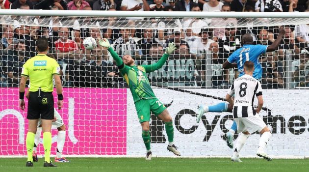 TURIN, ITALY - SEPTEMBER 21: Michele Di Gregorio of Juventus dives to save a shot during the Serie A match between Juventus and Napoli at Juventus Stadium on September 21, 2024 in Turin, Italy. (Photo by Marco Luzzani/Getty Images)