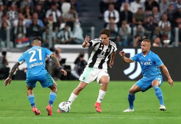 TURIN, ITALY - SEPTEMBER 21: Kenan Yildiz of Juventus controls the ball under pressure from Matteo Politano and Stanislav Lobotka of Napoli during the Serie A match between Juventus and Napoli at Allianz Stadium on September 21, 2024 in Turin, Italy. (Photo by Marco Luzzani/Getty Images)