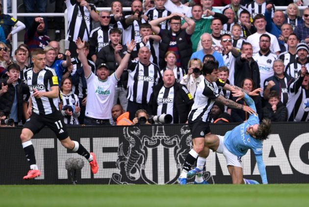 NEWCASTLE UPON TYNE, ENGLAND - SEPTEMBER 28: Sandro Tonali of Newcastle United clashes with Jack Grealish of Manchester City during the Premier League match between Newcastle United FC and Manchester City FC at St James' Park on September 28, 2024 in Newcastle upon Tyne, England. (Photo by Stu Forster/Getty Images)