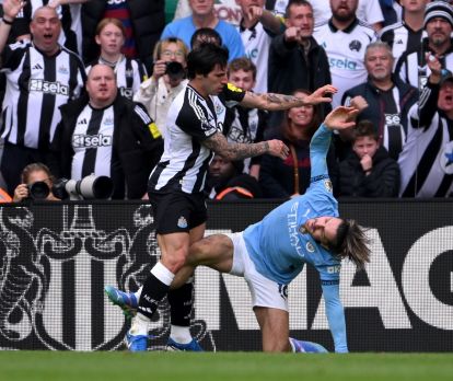 NEWCASTLE UPON TYNE, ENGLAND - SEPTEMBER 28: Sandro Tonali of Newcastle United clashes with Jack Grealish of Manchester City during the Premier League match between Newcastle United FC and Manchester City FC at St James' Park on September 28, 2024 in Newcastle upon Tyne, England. (Photo by Stu Forster/Getty Images)

