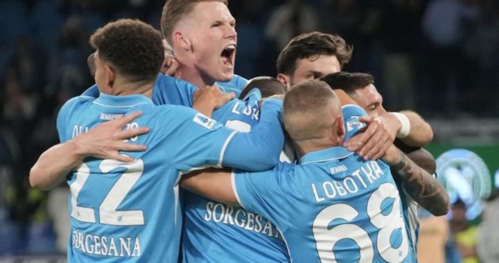 Napoli’s midfielder Scott McTominay (2-L) and his teammates celebrate the 2-1 goal during the Italian Serie A soccer match SSC Napoli vs Como 1907 at Diego Armando Maradona stadium in Naples, Italy, 04 October 2024. EPA-EFE/CESARE ABBATE