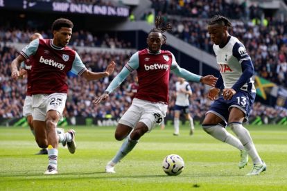 Destiny Udogie of Tottenham and Italy (R) and Aaron Wan-Bissaka (C) of West Ham in action during the English Premier League match between Tottenham Hotspur and West Ham United, in London, Britain, 19 October 2024. EPA-EFE/DAVID CLIFF EDITORIAL USE ONLY. No use with unauthorized audio, video, data, fixture lists, club/league logos, 'live' services or NFTs. Online in-match use limited to 120 images, no video emulation. No use in betting, games or single club/league/player publications.