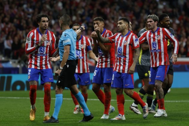 Atletico's players discuss a penalty against them with the referee Marco Guida (2-L) during the UEFA Champions League soccer match between Atletico de Madrid and LOSC Lille, in Madrid, Spain, 23 October 2024. EPA-EFE/Juanjo Martin