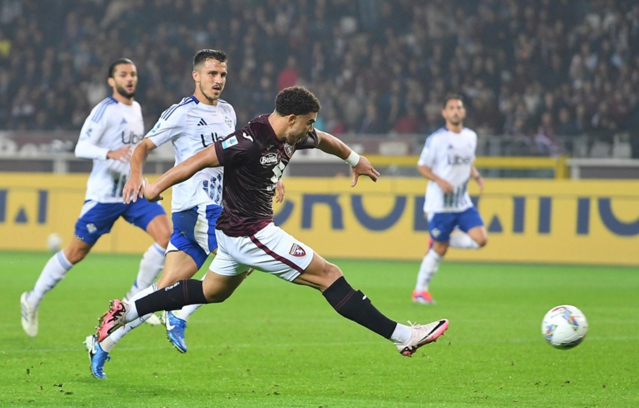 Torino's Che Adams (C) in action during the Italian Serie A soccer match Torino FC vs Como at the Olimpico Grande Torino Stadium in Turin, Italy, 25 October 2024. EPA-EFE/ALESSANDRO DI MARCO