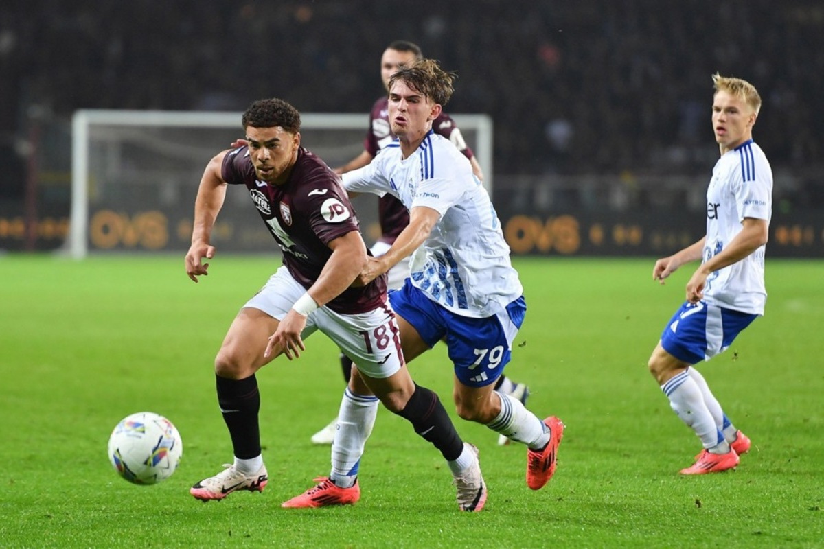 Torino's Che Adams (L) and Como's Nico Paz in action during the Italian Serie A soccer match Torino FC vs Como at the Olimpico Grande Torino Stadium in Turin, Italy, 25 October 2024. EPA-EFE/ALESSANDRO DI MARCO