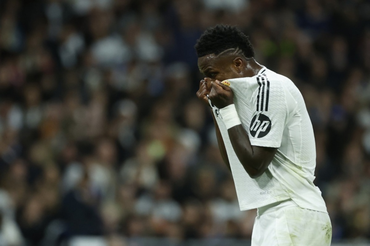 Real Madrid's Vinicius Jr pulls his shirt during the Spanish LaLiga soccer match between Real Madrid and FC Barcelona, in Madrid, Spain, 26 October 2024. EPA-EFE/JUANJO MARTIN