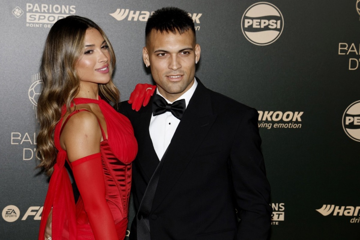 O jogador da Inter de Milão e da Argentina Lautaro Martinez e sua esposa Agustina Candolfo chegam à cerimônia da Bola de Ouro 2024 no Theatre du Chatelet em 28 de outubro de 2024 em Paris, França. EPA-EFE/MOHAMMED BATRA