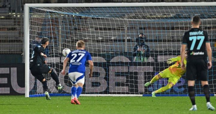 Lazio's Taty Castellanos scores a penalty during the Italian serie A soccer match between Como 1907 and Lazio at Giuseppe Sinigaglia stadium in Como, Italy, 31 October 2024. EPA-EFE/FABRIZIO CUSA