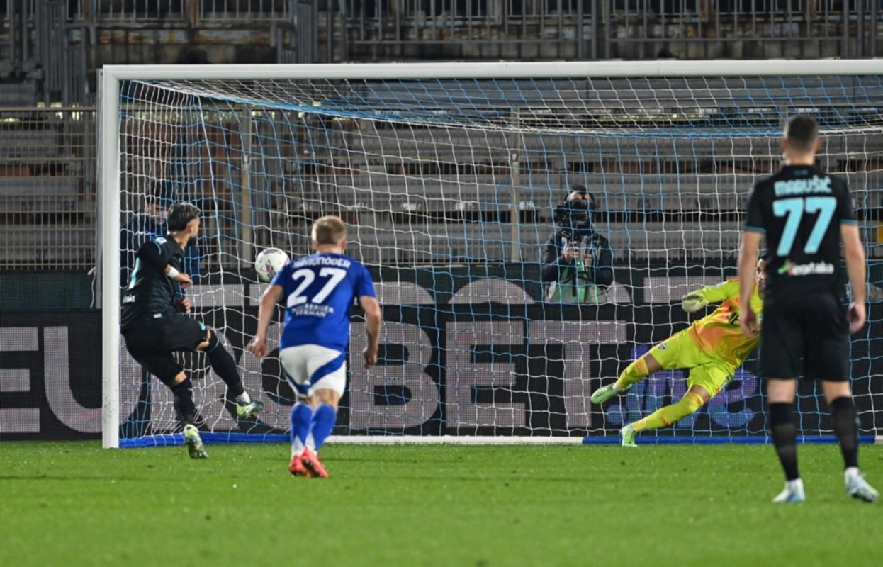 Lazio's Taty Castellanos scores a penalty during the Italian serie A soccer match between Como 1907 and Lazio at Giuseppe Sinigaglia stadium in Como, Italy, 31 October 2024. EPA-EFE/FABRIZIO CUSA