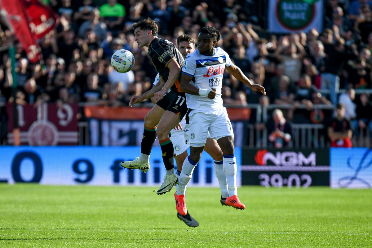 epa11671131 Venezia's Gaetano Oristanio (L) in action against Atalanta's Ademola Lookman during the Italian Serie A soccer match between Venezia FC and Atalanta BC at the Pier Luigi Penzo Stadium in Venice, Italy, 20 October 2024. EPA-EFE/ETTORE GRIFFONI
