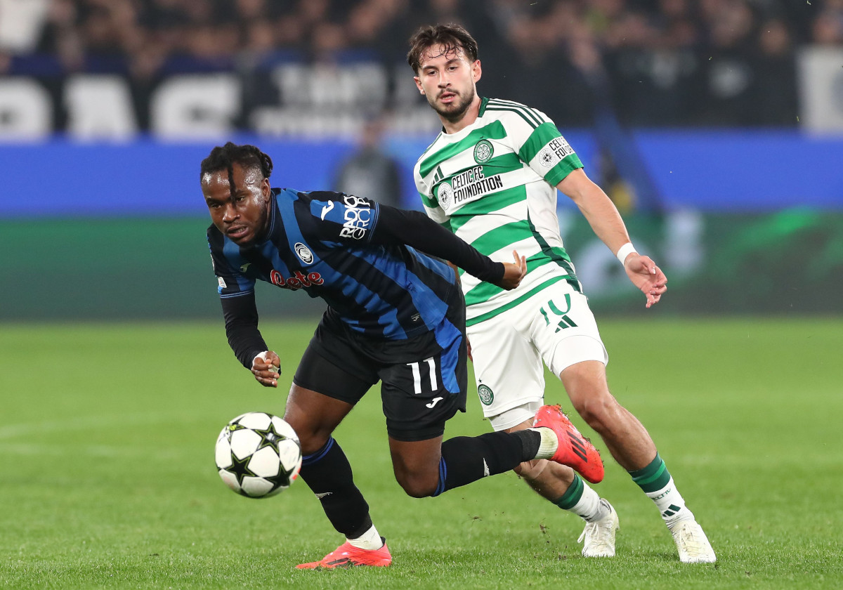 BERGAMO, ITALY - OCTOBER 23: Ademola Lookman of Atalanta BCbattles for possession with Nicolas Kuhn of Celtic FC during the UEFA Champions League 2024/25 League Phase MD3 match between Atalanta BC and Celtic FC at Stadio di Bergamo on October 23, 2024 in Bergamo, Italy. (Photo by Marco Luzzani/Getty Images)